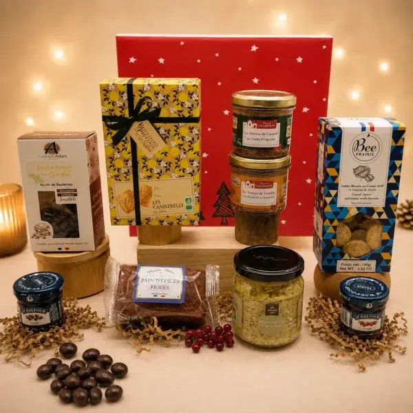 Panier garni composé de terrines artisanales, bruschetta d'artichauts, sablés au Comté AOP, pain d'épices aux figues, confitures et gourmandises chocolatées présenté dans une boîte cadeau de Noël.