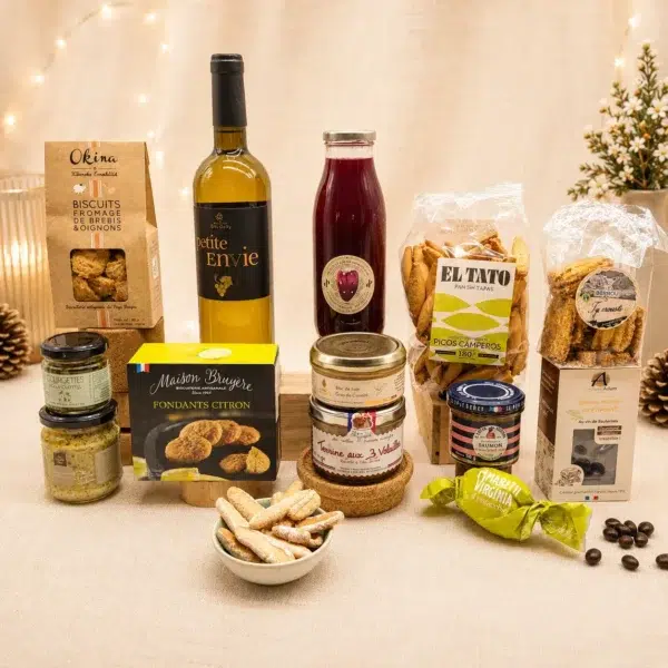 Coffret gourmand de Noël Les Essentiels avec foie gras, terrine, saumon, vin blanc, nectar BIO, biscuits apéritifs et douceurs artisanales dans une valisette festive.