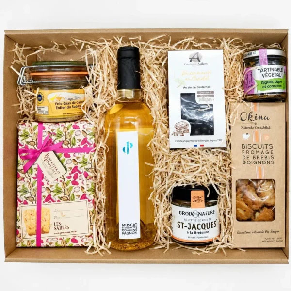 Coffret gourmand garni de muscat, foie gras, rillettes de Saint-Jacques, biscuits salés et sucrés, raisins au chocolat et tartinable végétal